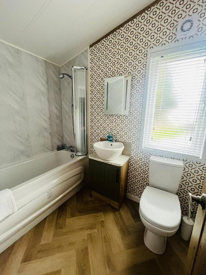 Lucky Lodge With Hot Tub Йорк Екстериор снимка