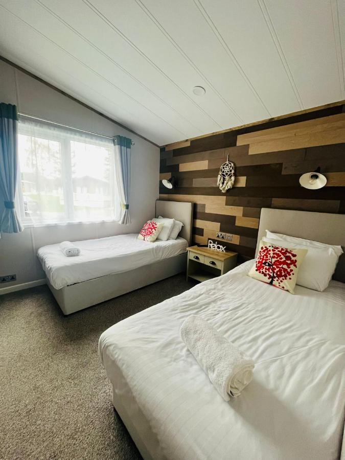 Lucky Lodge With Hot Tub Йорк Екстериор снимка