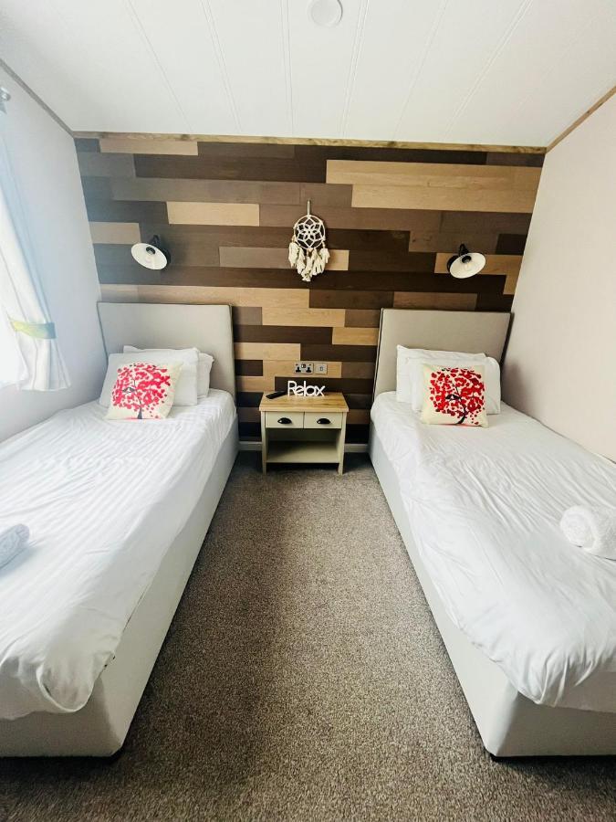 Lucky Lodge With Hot Tub Йорк Екстериор снимка
